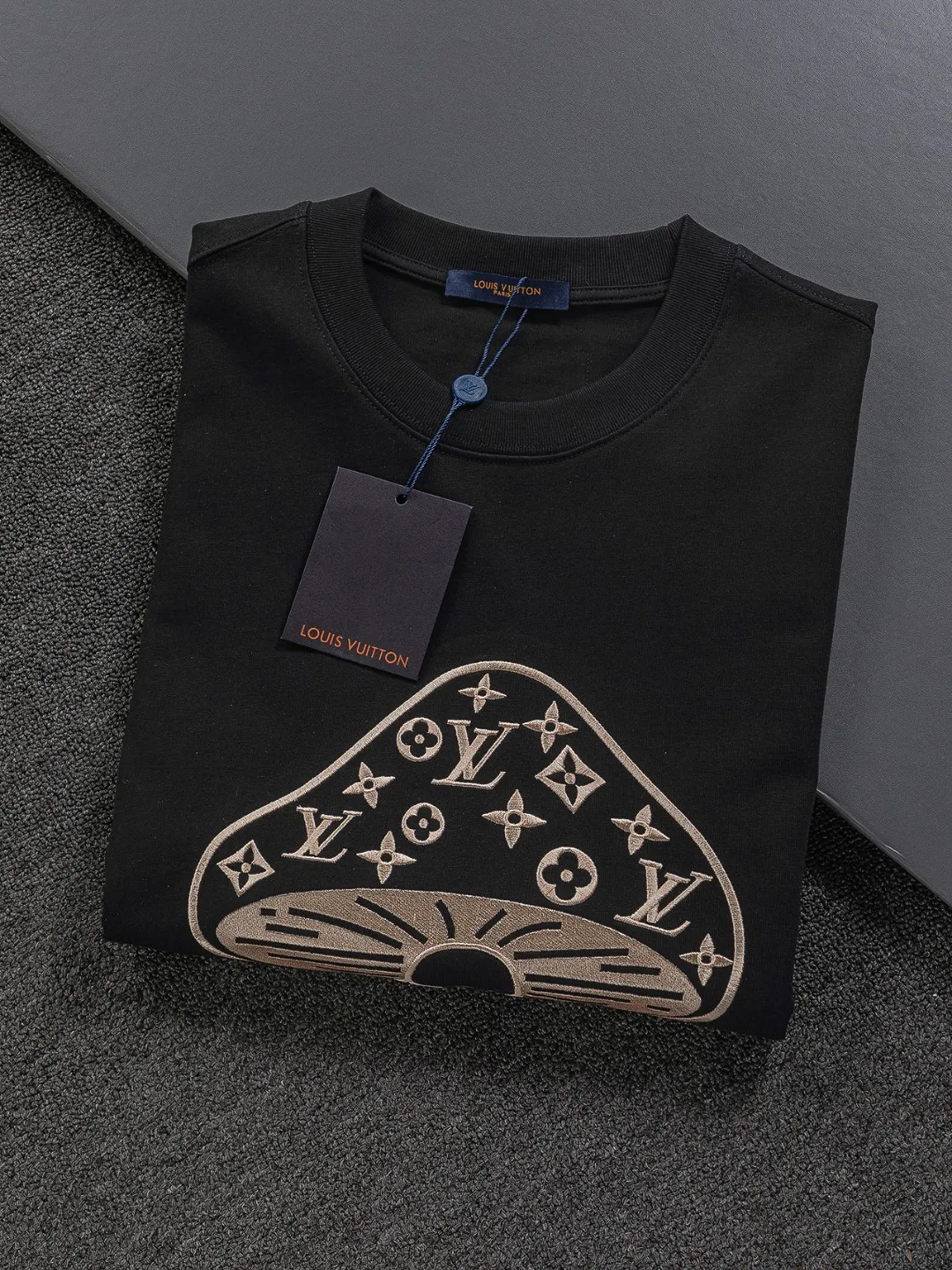 🅿️190 Louis Vuitton 1V LV micro-wide version S-XL LV 26ss new products are available at the counter simultaneously. Multiple craftsmanship. Mushroom on the chest🍄 intarsia🪡 embroidered logo. Round neck short-sleeved T-shirt, same style for men and women! Consigned to one-to-one creation. Synchronized with the official website, pure cotton fabrics at the counter! It is close to the skin and comfortable, durable and easy to wear. It has a classic and simple logo design and meticulous original craftsmanship. Short-sleeves, a must-have item for men, do not appear to be the same for the general public, but must be unique and eye-catching. This LV short-sleeve is all about quality, comfort, the same shape and fashion as always, including fabrics and cutting techniques. All of them have been made with great effort! 320 grams of washed pure cotton fabric, pure cotton is breathable, very refreshing and comfortable for daily wear. The rib knitting on the neckline is smooth and tight, and the neckline will not be skewed if you toss it at will. The loose version, you will find that it looks really good on the upper body. The overall is minimalist and neat, super versatile for daily use! Pair it casually with a pair of pants for a youthful look. A T-shirt will make your outfit crazy. It is a fashionable item that can never go wrong! Color: Black White Size: S-XL Size chart: S: Shoulder width 45.5-Bust 52-Length 70 M: Shoulder width 47-Bust 54-Length 72 L: Shoulder width 48.5-Bust 56-Length 74 XL: Shoulder width 50-Bust 58-Length 76